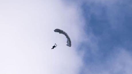 Hubschrauber im Einsatz: Fallschirmspringer verletzt – auch Reserveschirm hakt