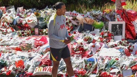 Virgil van Dijk begeleidt moeder verongelukte Diogo Jota richting immense bloemenzee bij Anfield; nummer 20 nooit meer gedragen bij Liverpool
