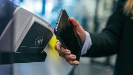 Así va a cambiar cómo usas Apple Pay y Google Pay: NFC 15 multiplica por cuatro el alcance de los pagos móviles