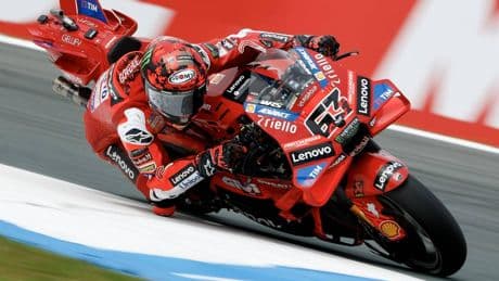MotoGP, Bagnaia scatenato a Brno: pole position davanti a Marquez. Alle 15 la sprint race