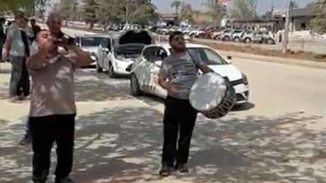 Adana'da sınavı geçen kişi sevincini davul zurna eşliğinde kutladı