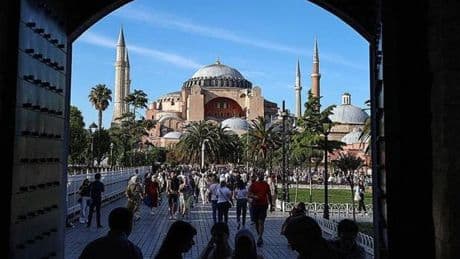 Türkiye yılın ilk dört ayında 12,7 milyon ziyaretçi ağırladı