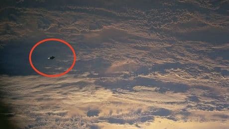 En 1998, la NASA fotografió 'una nave extraterrestre' orbitando la Tierra: esto era en realidad
