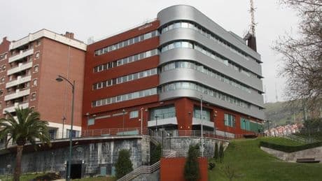 Detenido en Bilbao por intentar comprar en varios comercios con la tarjeta que robó del interior de un vehículo