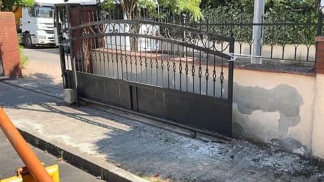 Demir kapının üzerine düştüğü 10 yaşındaki Eymen öldü; iple önlem alındı