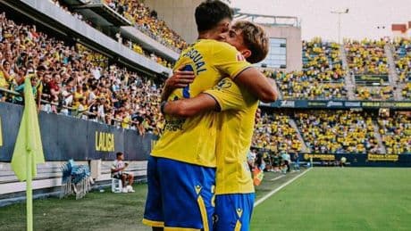 El Cádiz aprovecha una expulsión del Mirandés en el primer minuto