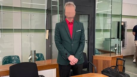 Und nach dem Prozess geht der selbst ernannte „Friedenspianist“ auf den Schöffen los