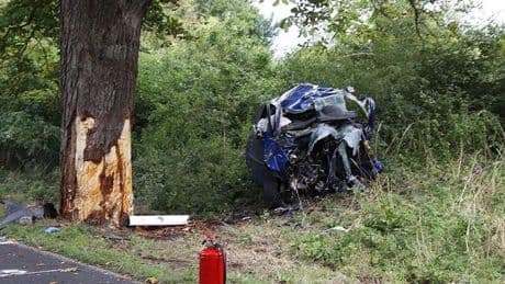 Unfall bei Breydin: 21-jähriger Autofahrer prallt gegen Baum und stirbt