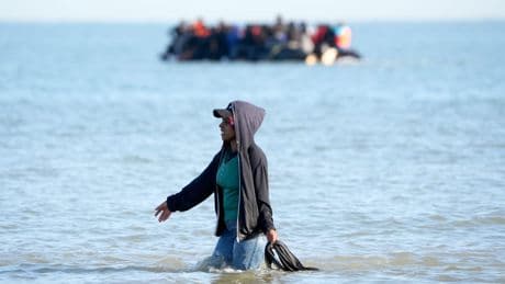 Tear gas deployed against migrants in Calais