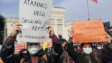 İÜ Hukuk Fakültesi mezuniyetinde öğrencilerden protesto