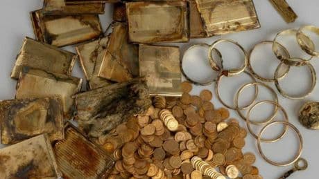 Encuentran una caja de hierro en la montaña y al abrirla hay 600 monedas de oro del siglo XIX: valen más de 300.000 euros