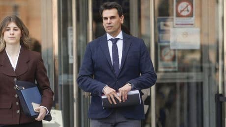 La acusación popular pide a la jueza la imputación del jefe de la pareja de Ayuso en Quirón y de su mujer