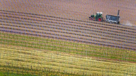 Rettungshubschrauber-Einsatz: Mann kippt mit Trecker um und wird lebensgefährlich verletzt