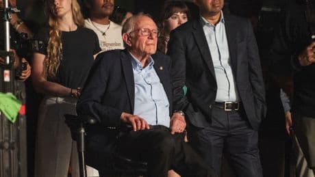 Bernie Sanders aparece por sorpresa en el festival de Coachella para hacer campaña contra Donald Trump