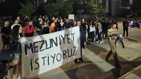 Akdeniz Üniversitesi öğrencilerinden mezuniyet kararına tepki: “Öğrencilerin bir araya gelmesinden korkuyorlar"