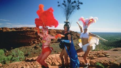 « Priscilla, folle du désert » : l’aventure tendre et hilarante de trois drag-queens