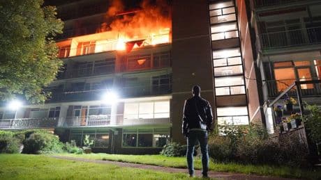 Uitslaande brand in flat Rotterdam, twee gewonden naar ziekenhuis