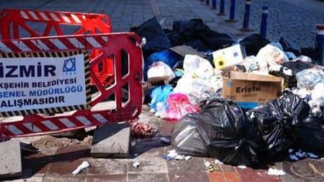 İzmir'de 23 bin işçi 4 gündür grevde! Cadde ve sokaklarda çöp yığınları oluştu