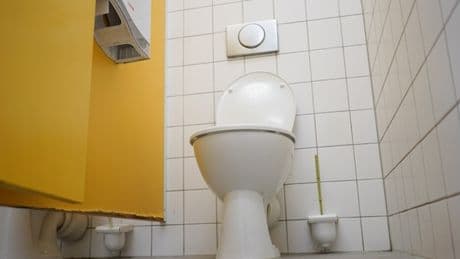 „Zustände schon jetzt untragbar“ – Berliner Bezirke wollen Schultoiletten seltener putzen lassen