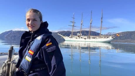 Nuevas y espectaculares fotos  de Leonor en Elcano rumbo a Perú:  una muestra de su fuerza física y el significativo detalle de su vestimenta