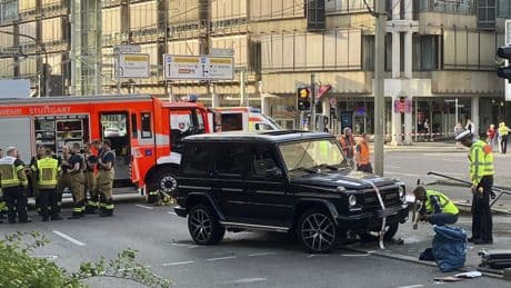 Auto sulla folla a Stoccarda: 8 feriti, di cui 3 gravi. Fermato l’autista