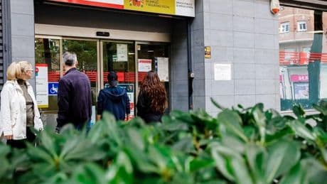 El SEPE avisa: suspenderá el subsidio de 52 años si no se presenta la declaración anual de rentas en este plazo