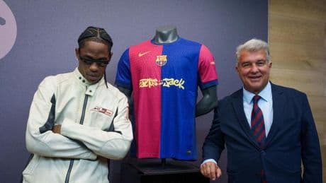 Travis Scott disfruta en el Clásico en un palco lleno de VIP's
