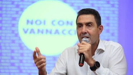 "Meglio Churchill, ma il Duce fece cose buone". Polemica sulle parole di Vannacci