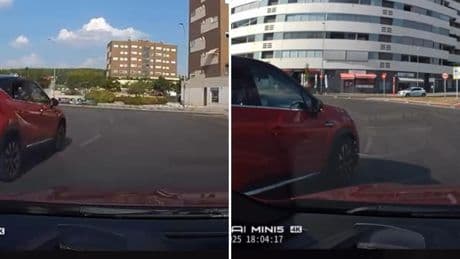 La imprudente maniobra de un vehículo rojo en una rotonda de Rivas-Vaciamadrid que obliga a frenar a otro conductor para evitar el impacto