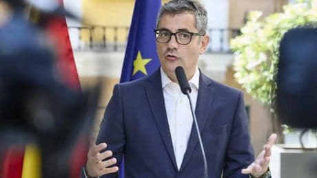 El ministro Bolaños carga contra el "bronceado" Bendodo por sus palabras a la directora de Protección Civil