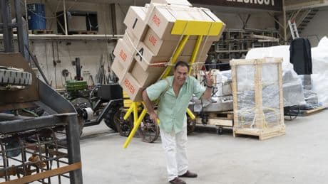 Zes vrachtwagens, 200.000 euro en 150 beelden: Joep van Lieshout verrast Art Basel met ’grootste werk ooit vertoond’