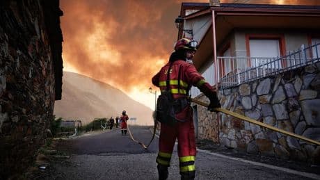 Tränen zum Abschied: Deutsche Feuerwehrleute auf Heimreise