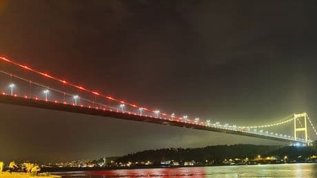 Fatih Sultan Mehmet köprüsü Galatasaray için sarı-kırmızı renklerle ışıklandırıldı