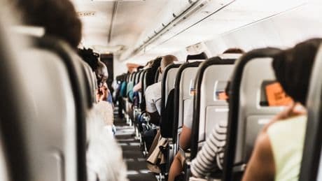 La maleta compacta ideal para viajar en avión sin pagar de más cabe bajo el asiento