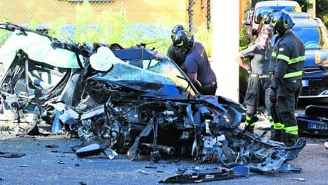 La fuga in auto dalla polizia. Poi lo schianto: muore 18enne