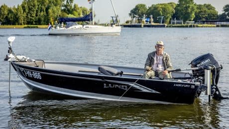 Theo (82) kocht een kleiner visbootje en gooit nu weer vaker een hengel uit: ’De kick van zoeken naar snoekbaars is echt mooi’