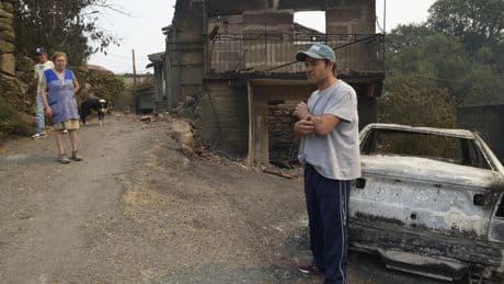El incendio de Oímbra (Ourense) arrasa granjas y deja familias sin hogar: "Lo hemos perdido todo"