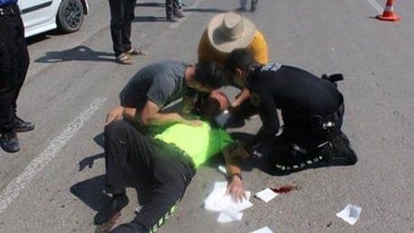 Ehliyetsiz motosiklet sürücüsü polise çarptı! 'Dur' ihtarına uymadı