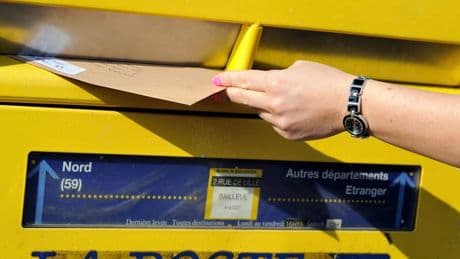"Une regrettable bévue": l'Assurance maladie suisse réclame de l'argent à son beau-père, mort depuis 17 ans