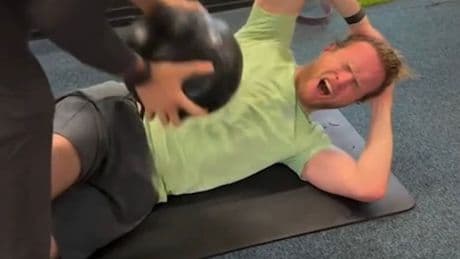 Training der besonderen Art - Britischer Popstar teilt Sixpack-Geheimnis
