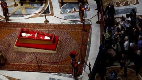 Mort du pape : le Vatican annonce neuf jours de deuil à compter de samedi, près de 20 000 fidèles ont déjà défilé devant le cercueil de François