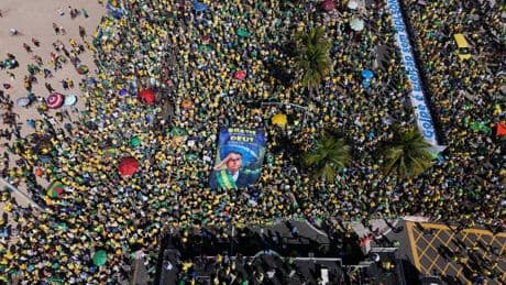 Bolsonaro arrestato e "ammutolito". Proteste in piazza e pressing degli Usa