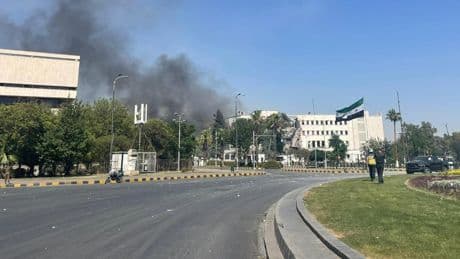 Syrie : le palais présidentiel ciblé par des frappes israéliennes, Tsahal redéploie des troupes de Gaza vers la frontière syrienne