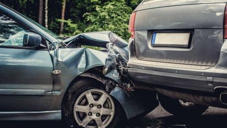 Casi tres de cada 10 fallecidos en accidentes viales en las ciudades no llevaban casco o cinturón de seguridad