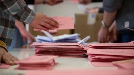 Verkürzte Frist: Bayern streitet über die Briefwahl