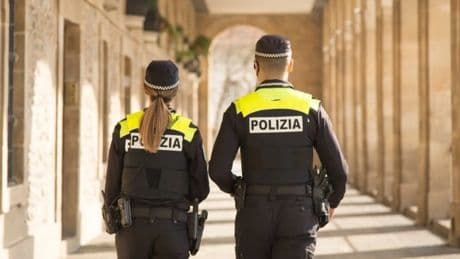 Detienen a una pareja por agredirse mutuamente: la mujer le puso un cuchillo en el cuello al hombre dos veces