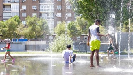 Niños y mayores buscan refugio ante la segunda ola de calor que asola España: "Hay que buscar formas de mantenerse fresquitos"