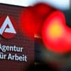 Arbeitslose mit Holzpferden: Nur Weiterbildung hilft den Arbeitslosen? Falsch!