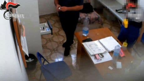 Puñetazos, insultos y amenazas a ancianos y discapacitados: detienen en Italia a 16 personas por maltrato en residencias