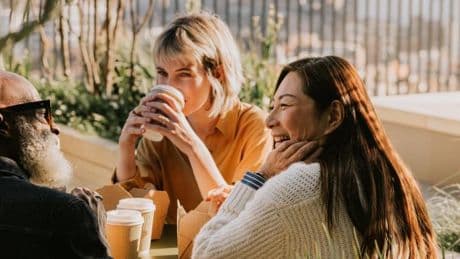 Das ist der kleine, aber feine Unterschied beim Small Talk von Frauen und Männern
